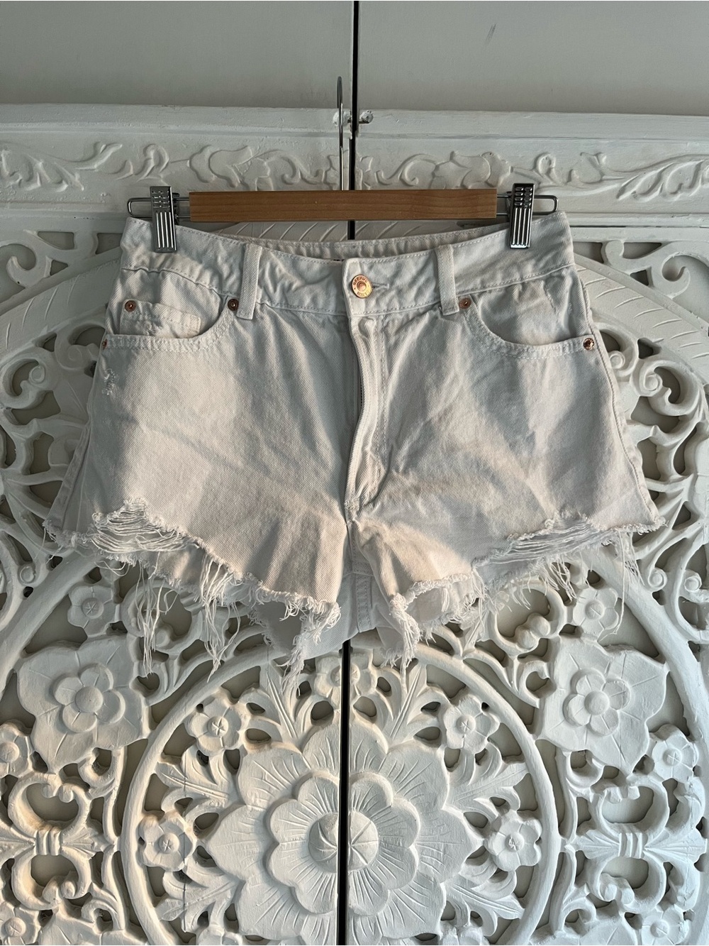 Garage Festival White Distressed High Rise Denim Shorts Women’s Size 3/26